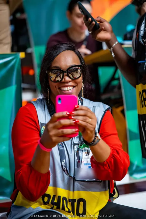 Béatrice au travail, accréditée FIBA, pendant l'AfroBasket Dame 2025.