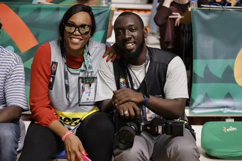 Deux photographes, un même sourire: l'équipe photo de l'AfroBasket Dame.