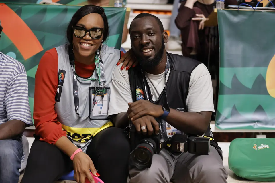 Deux photographes, un même sourire: l'équipe photo de l'AfroBasket Dame.