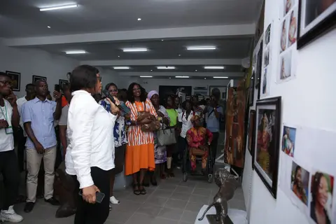 Présentation de l'exposition de portraits de femmes devant le public.