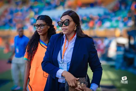 Dans le stade, regard au loin: la Lionne accréditée.