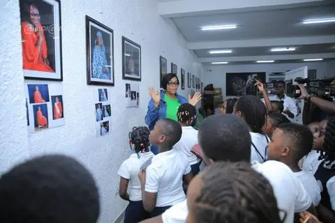 Une classe découvre les portraits.