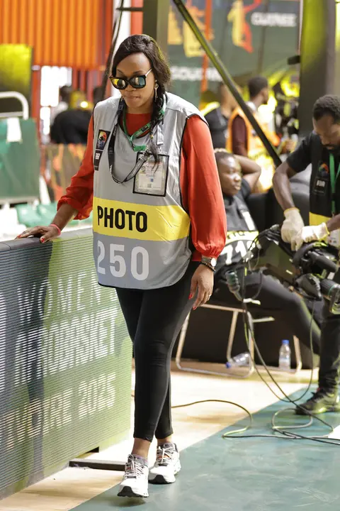 Bord de terrain, gilet n°250: la photographe en action.