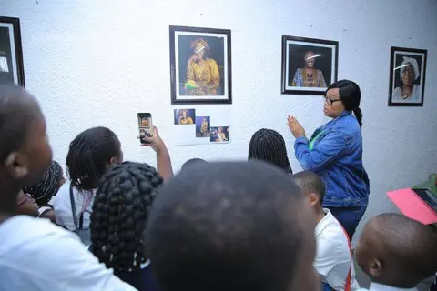 Des élèves photographient l'exposition.