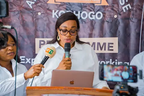 Béatrice prend la parole à l'Alliance Française de Korhogo.